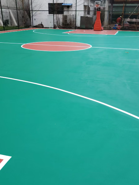城中 球场长期使用易出现地面开裂
